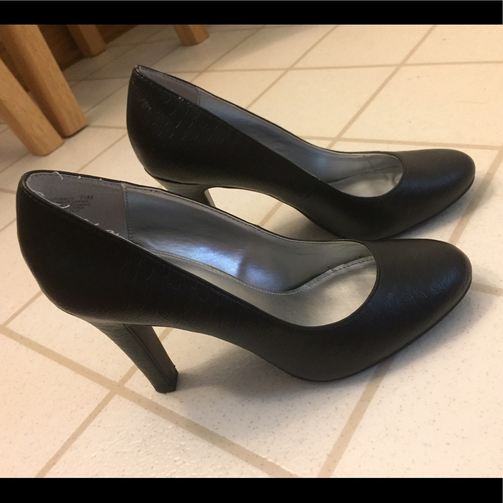Black textured heels!