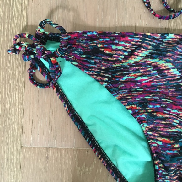 Bikini - Picture 3 of 3