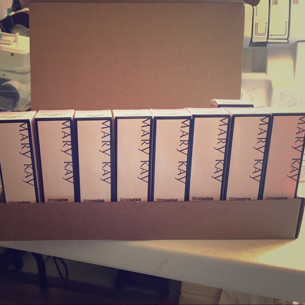 SOLD!! ⚫️SOLD!⚫️Mary Kay foundation assortment box
