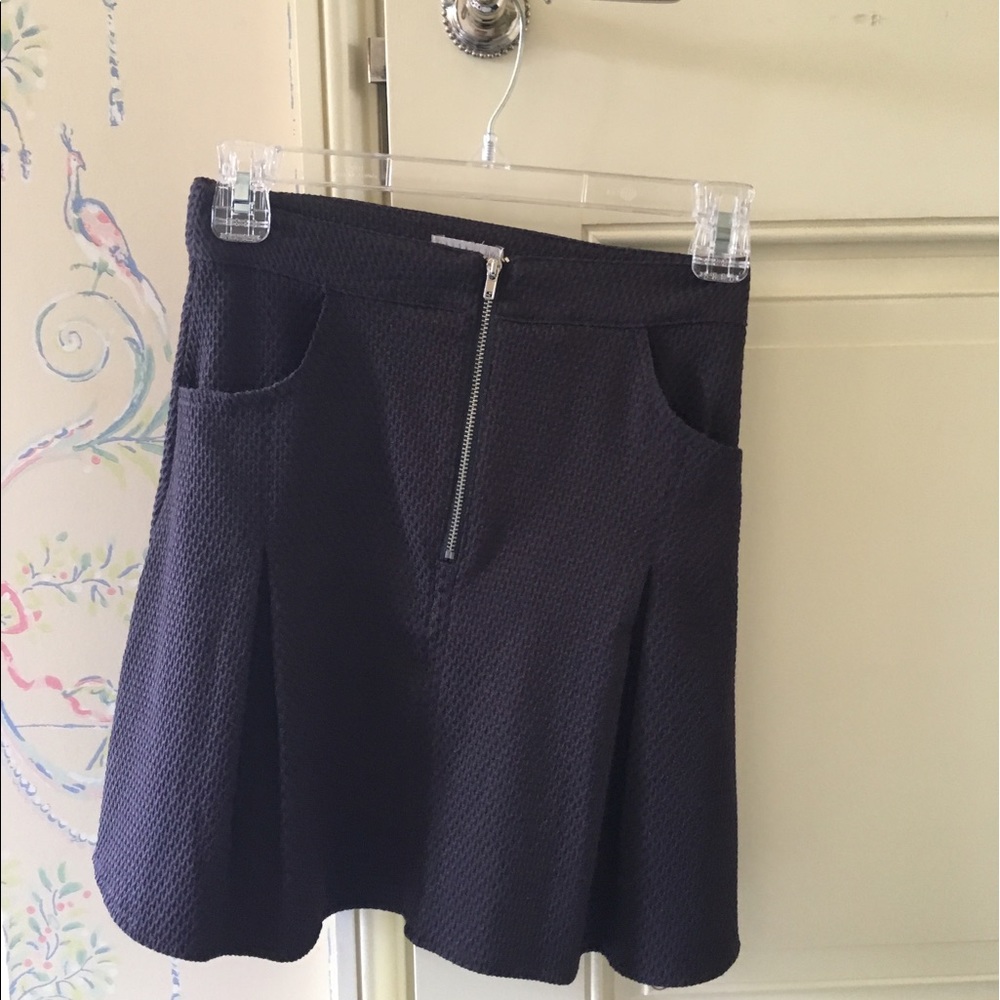 Cooperative mini skirt with front zipper