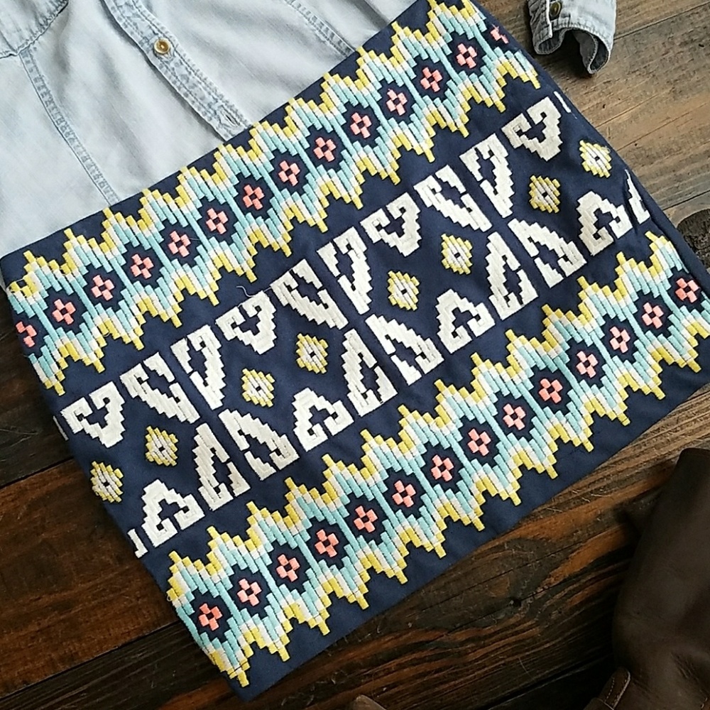 Southwest Embroidered Pattern Mini - Picture 2 of 7