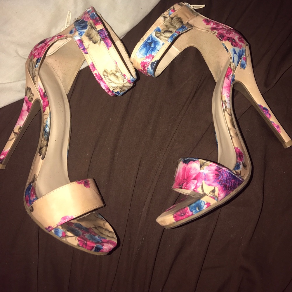 Flower heel shoes