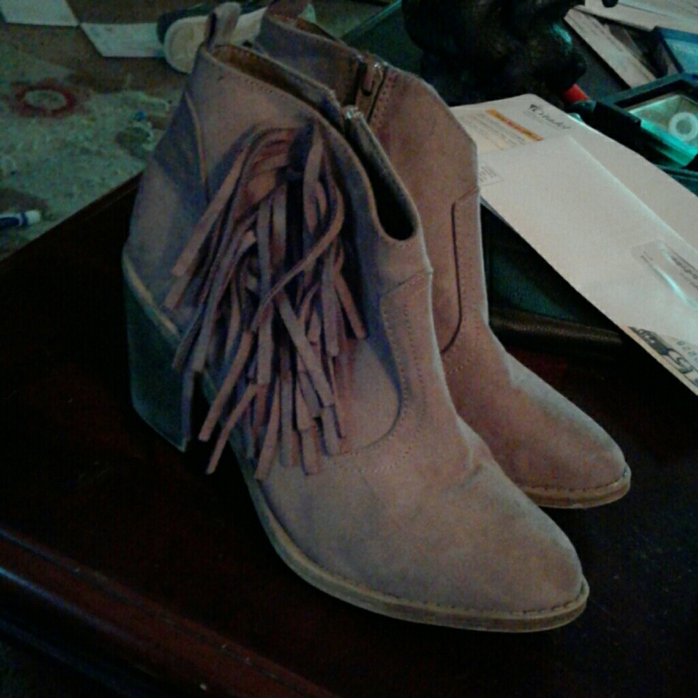 Fringe heel low cut boots