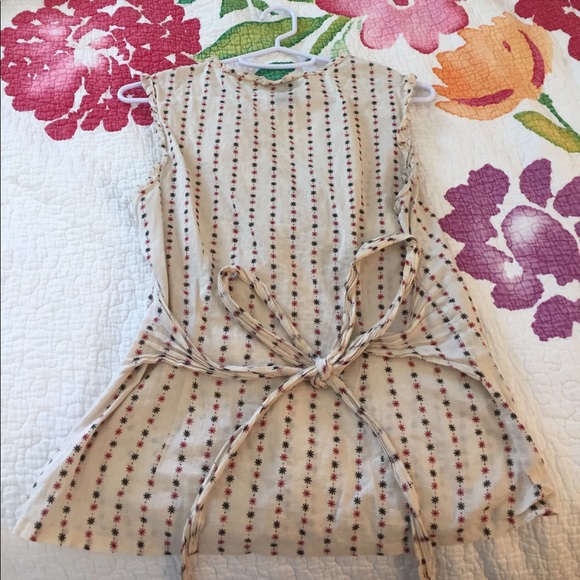 Flowery thin blouse with a cute bow back! - Picture 2 of 5