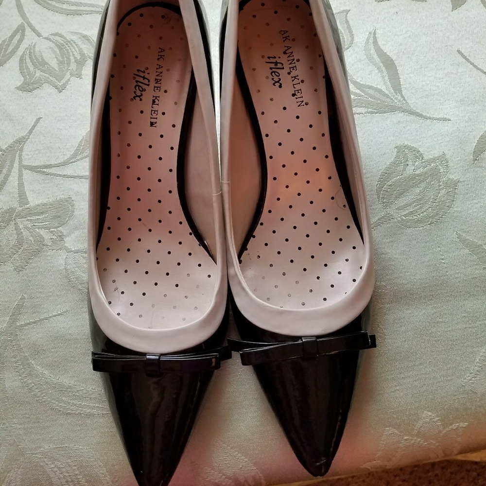 Black kitten heel with cream trim and bow