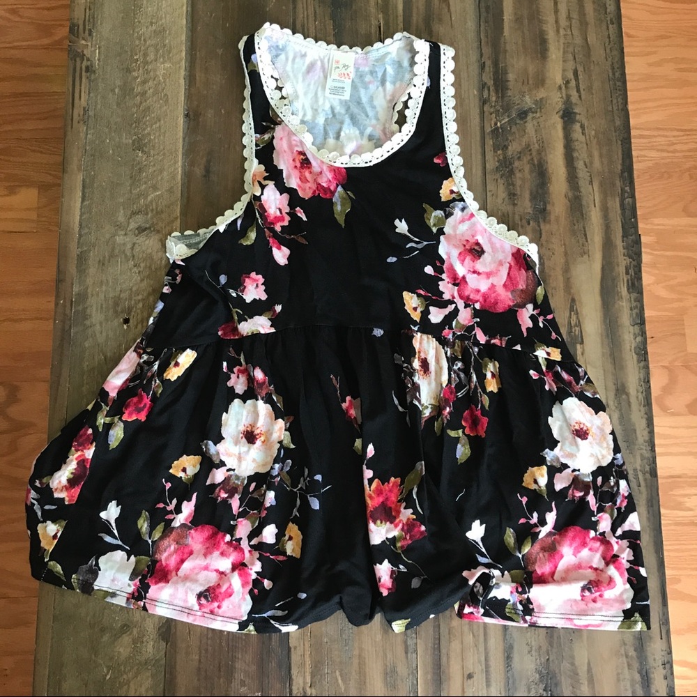 NWOT Scallop floral tank