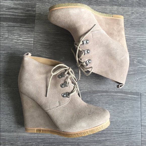 Steve Madden Shoes - Steve Madden wedge bootie
