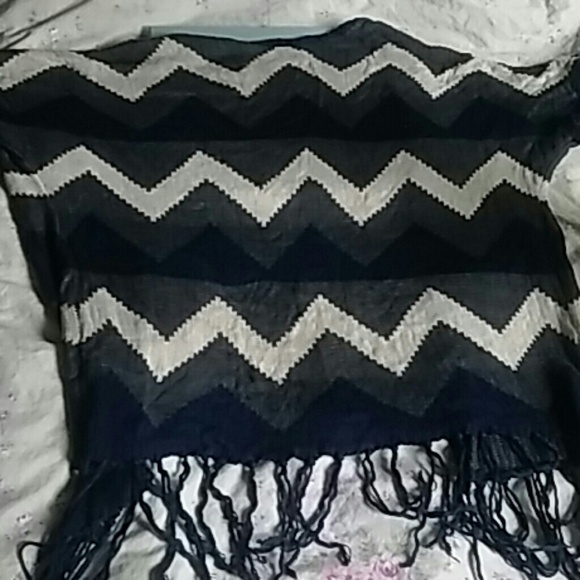 Chevron short sleeve sweater kimono with fringe! - Picture 3 of 3