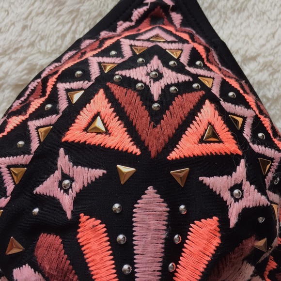 🌸 Embroidered Bikini Top 🌸 - Picture 2 of 3