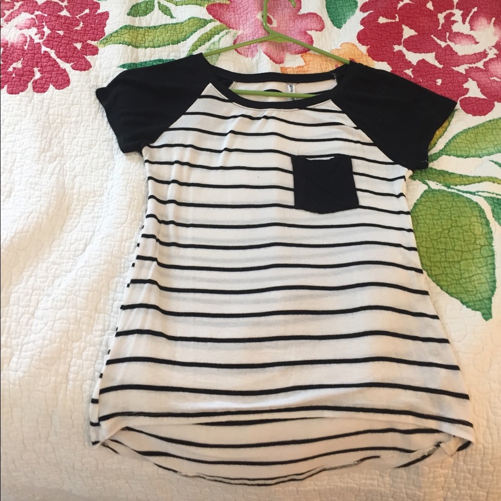 Soft and fitting striped cream and black top!!🖤