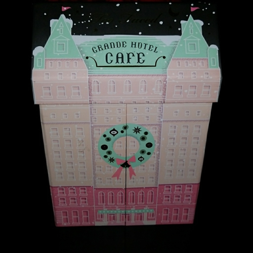 Too faced Grande hotel eyeshadow/blush package