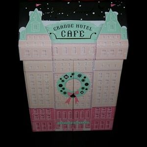 Too faced Grande hotel eyeshadow/blush package