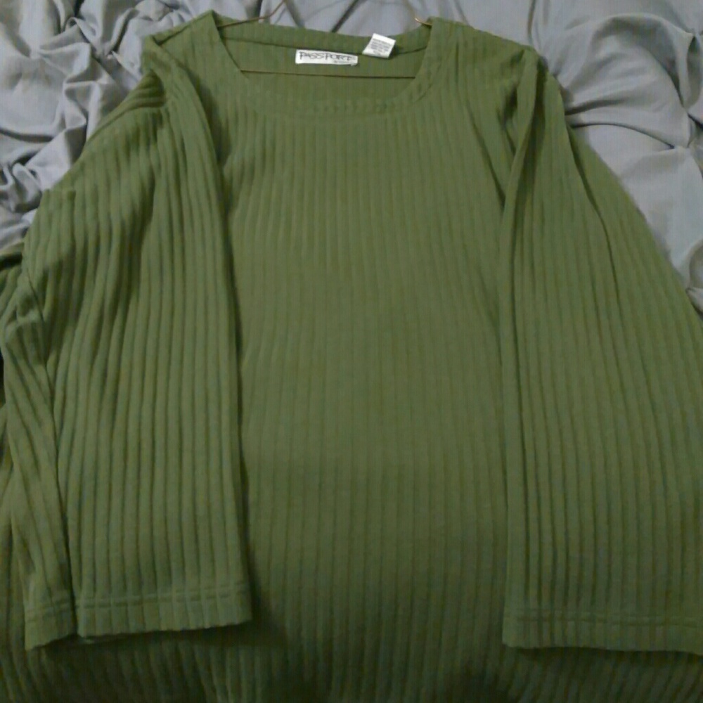 Green 3/4 sleeve top