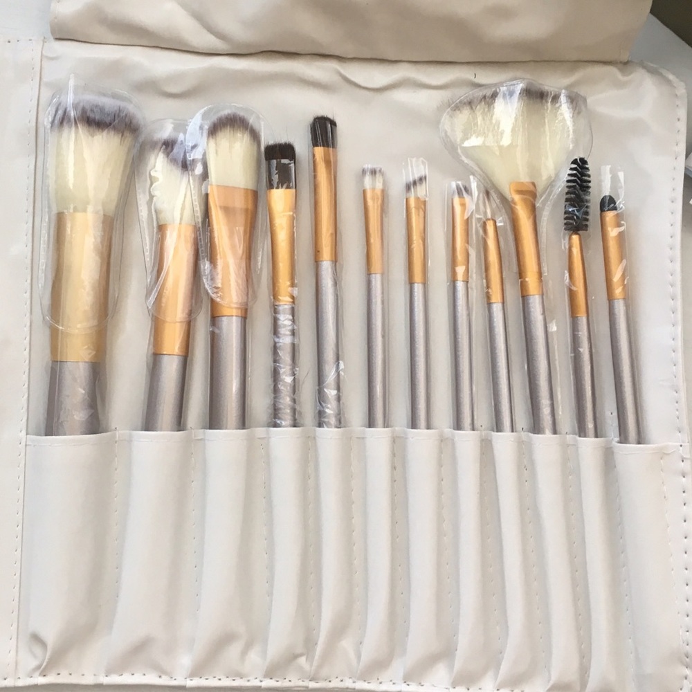 NEW Makeup Brush Set —12 brushes!!