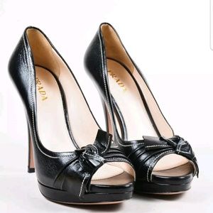 Prada $730 Black & White Leather Bow pump 40