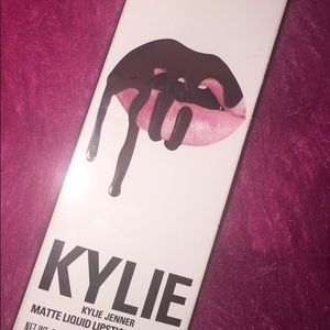 Kylie Matte liquid lipstick & lip liner (lip kit)