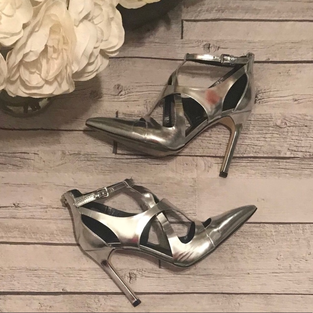 ✨HP✨ Ivanka Trump • Laser Cut Out Silver Pumps