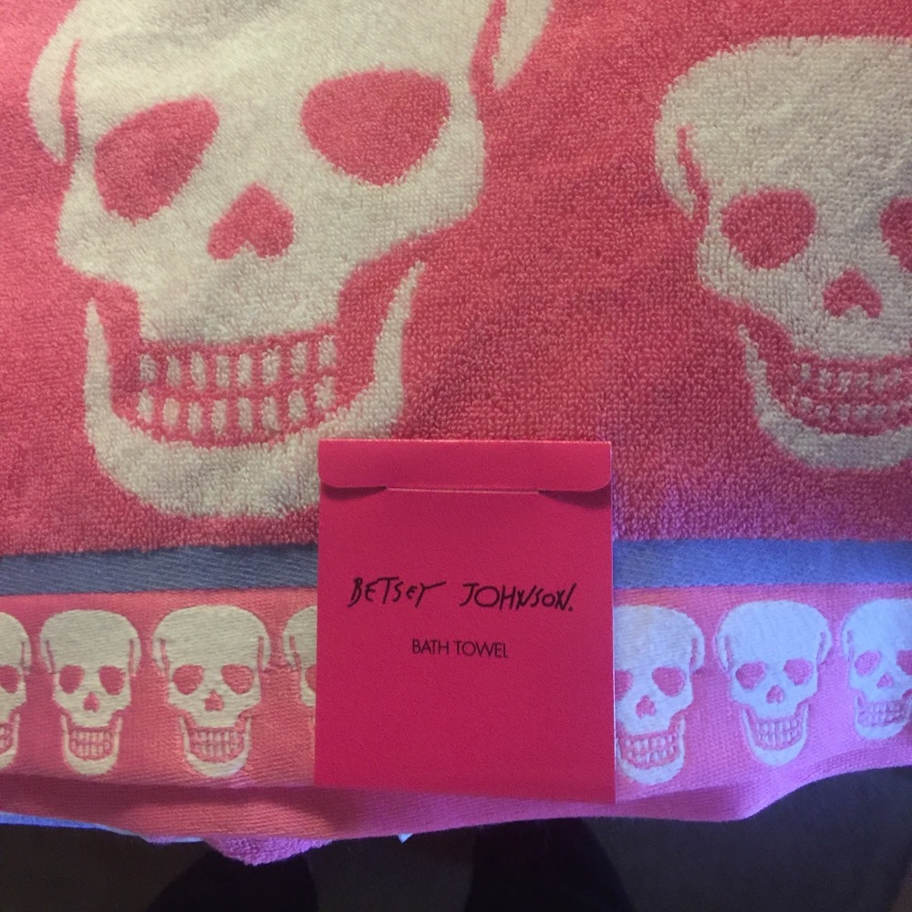 🌸🌸🌸🌸Betsey Johnson Towel 🌸🌸🌸