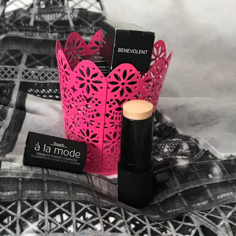 NIB Touch à la mode Cream to Powder Luminizer