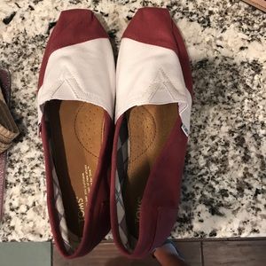 marroon & white toms