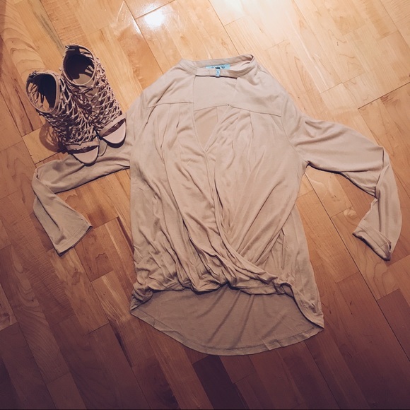 🎀CLEARANCE🎀Beige choker top - Picture 4 of 5