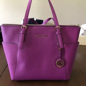 Jet Set Large Top-Zip Saffiano Leather Tote