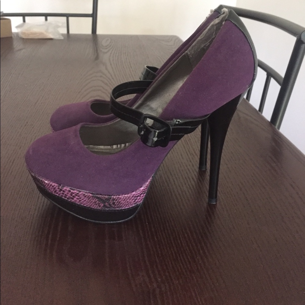 Size 6 1/2 purple pumps