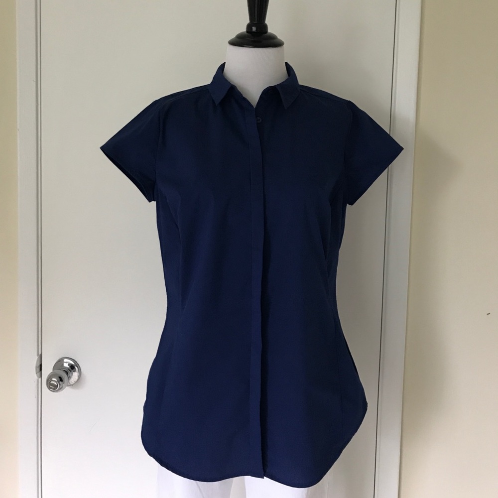 SHORT SLEEVES BLUE SHIRT.