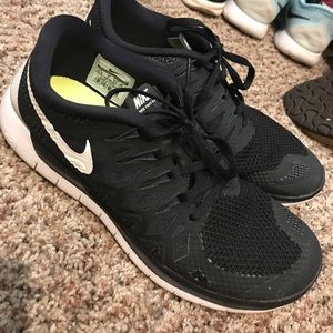 black nike tennis shoes