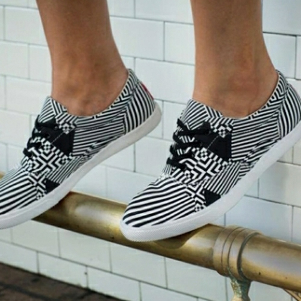 NEW Bucketfeet Kinetic Canvas Lace-up Sneaker