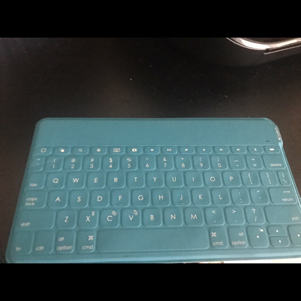 Wireless Bluetooth Keyboard iPad Accessory - Picture 2 of 2