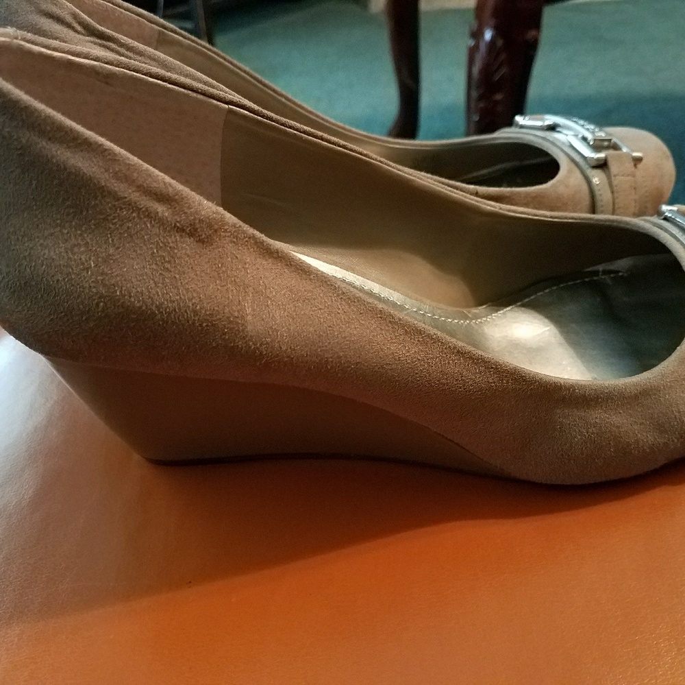 Shoes - Picture 3 of 4