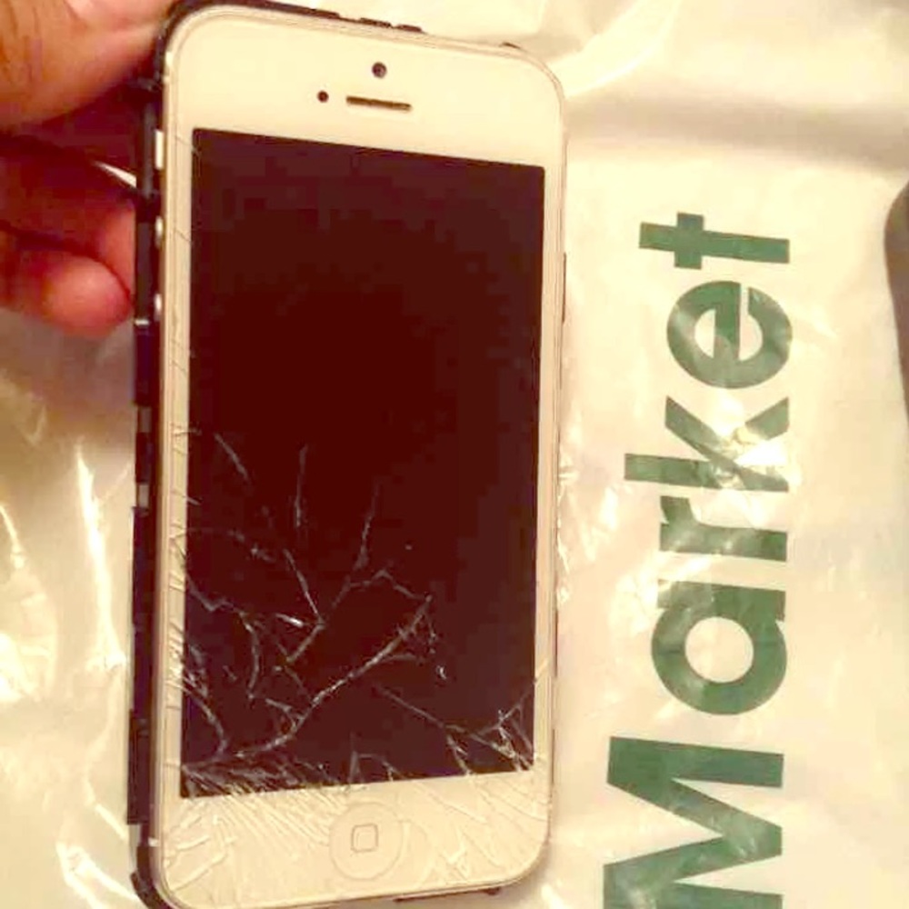 iPhone 5  64G WHITE cracked but fully functional
