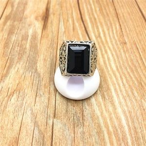 Beautiful vintage looking ring with black stone