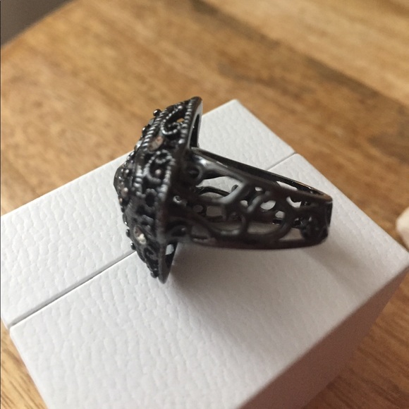 Premier ring - Picture 3 of 6