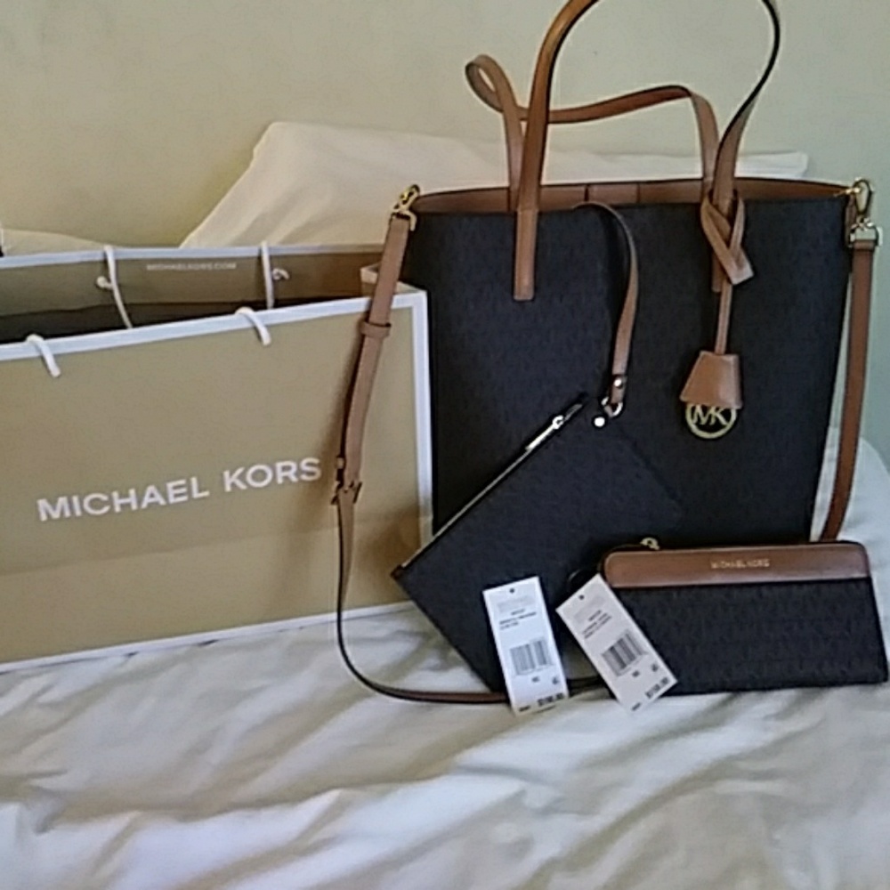 🚫SOLD🚫Michael kors tote with pouch & wallet