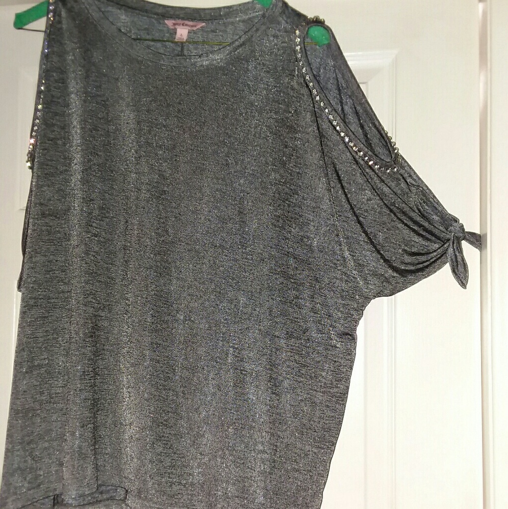 ❌SOLD❌Super cute peek a Boo Shoulder top