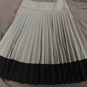Cute H&M grey and black pleated skirt.