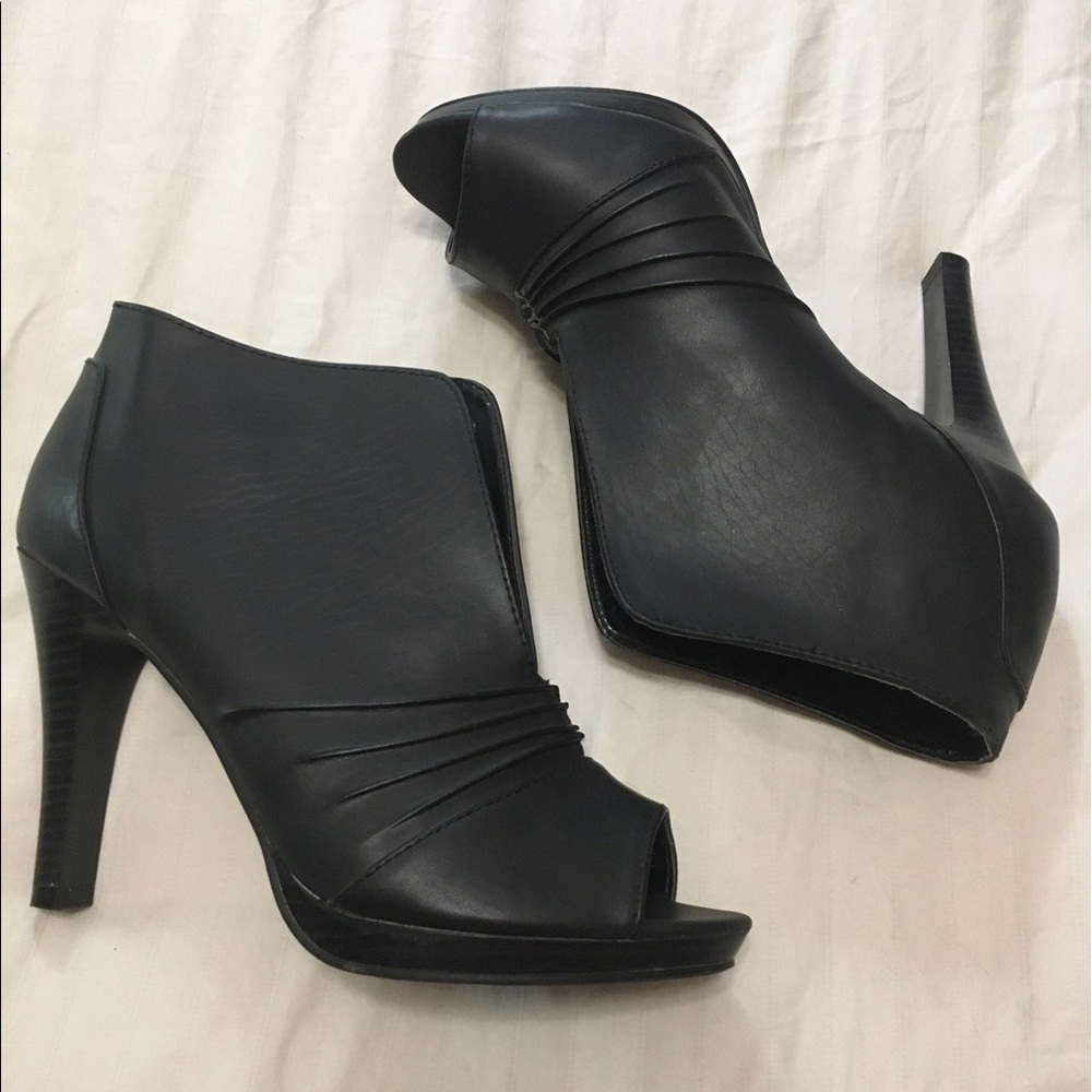 maurices Size 9 Black Peep-toe Bootie