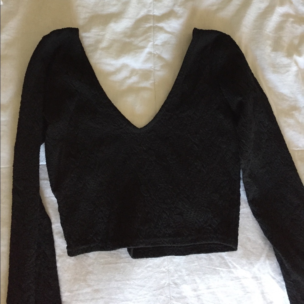 Black long sleeve v neck crop top