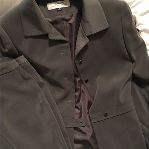 Women's Tahari Grey blazer suit w/pants to match.