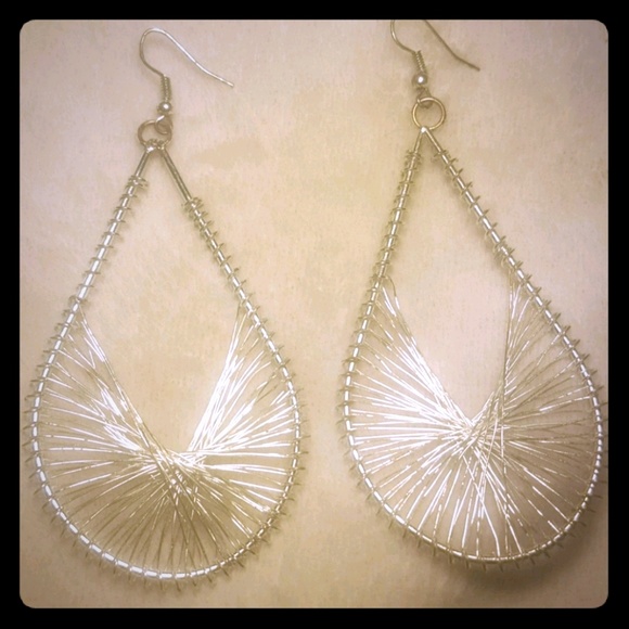 *FREE WITH ANY BUNDLE!** Silver Earrings - Picture 1 of 1