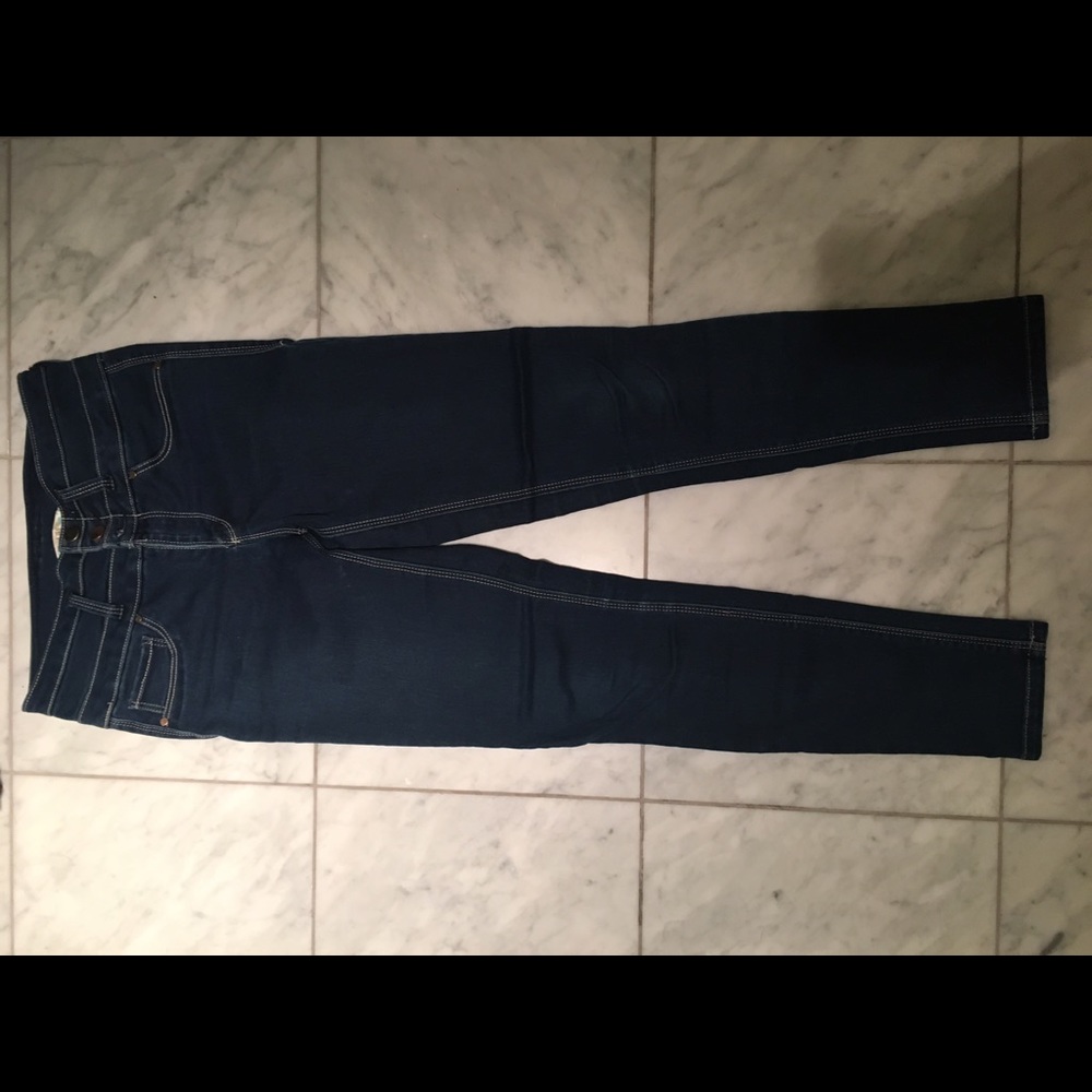 Dark wash high waisted buttoned jeans