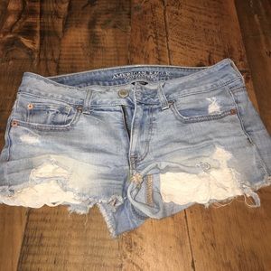 Ripped jean shorts with pattern pockets
