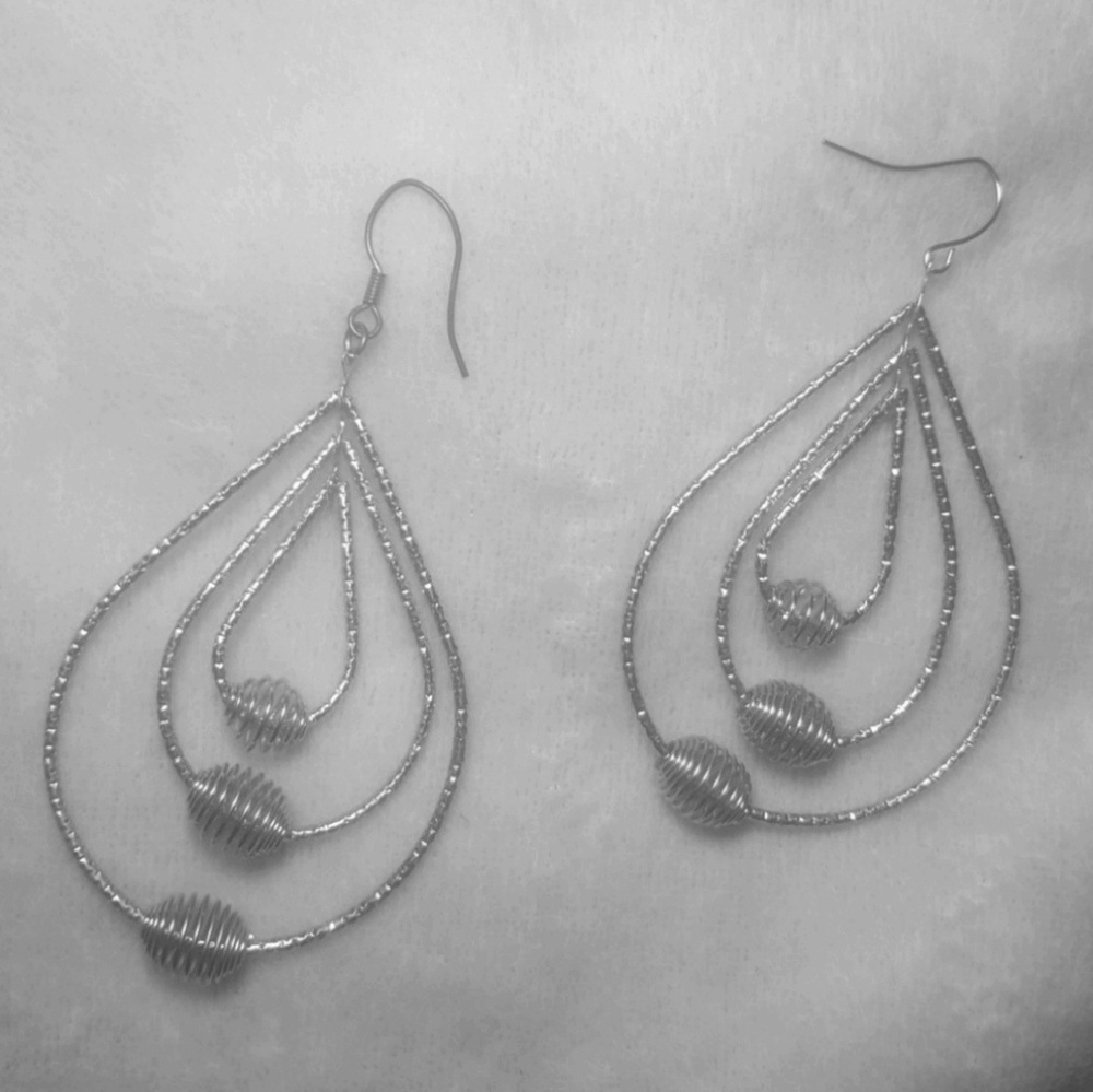 *FREE W ANY BUNDLE!!* Silver Earrings