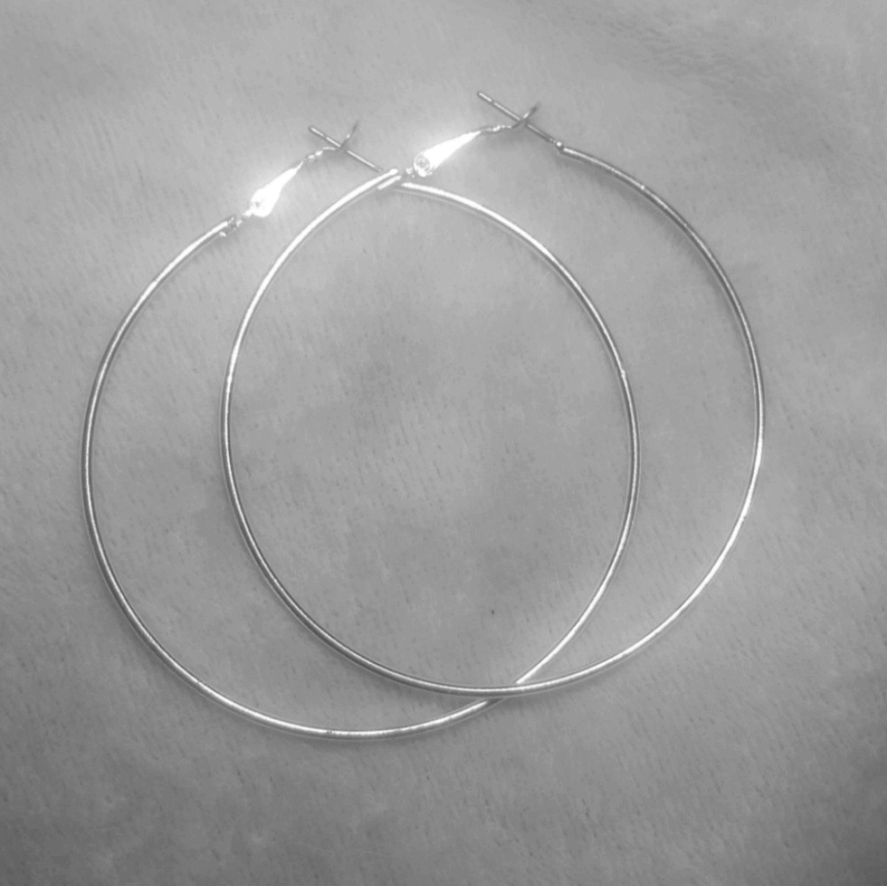*FREE W/ ANY BUNDLE!* Silver Hoops