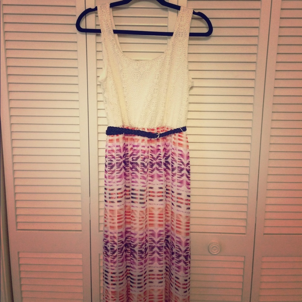 Flowy Maxi Dress w/ Black Belt - Gently Used!