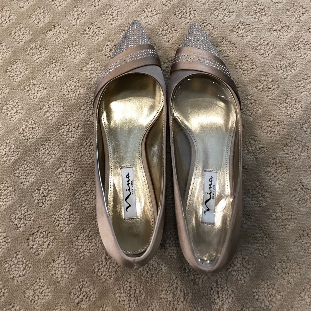 Satin pumps