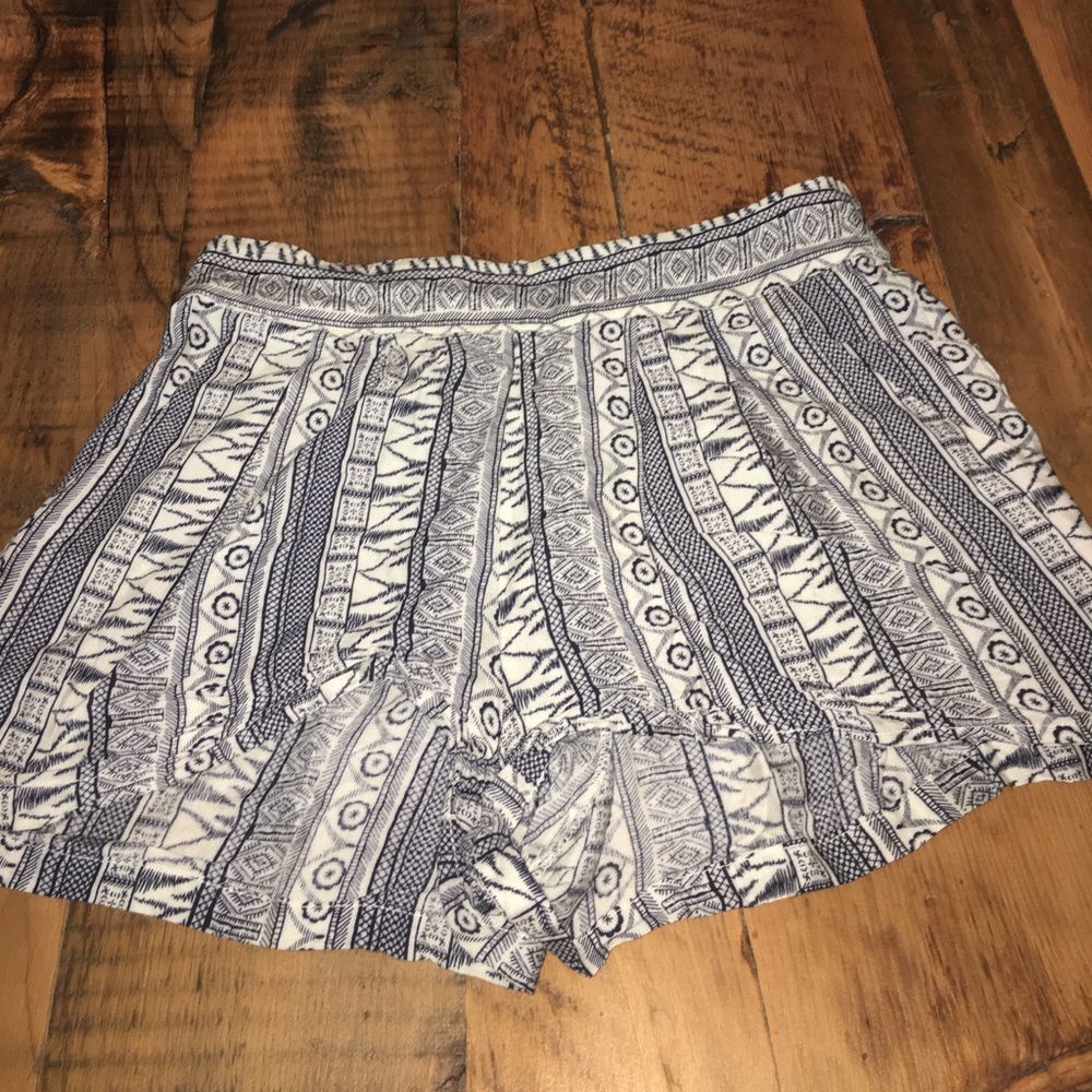 Pattern shorts with pockets
