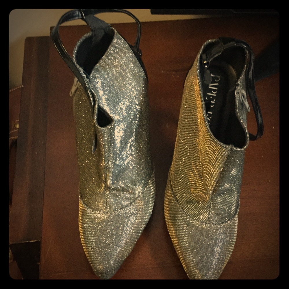 Shimmery heels with gold tones